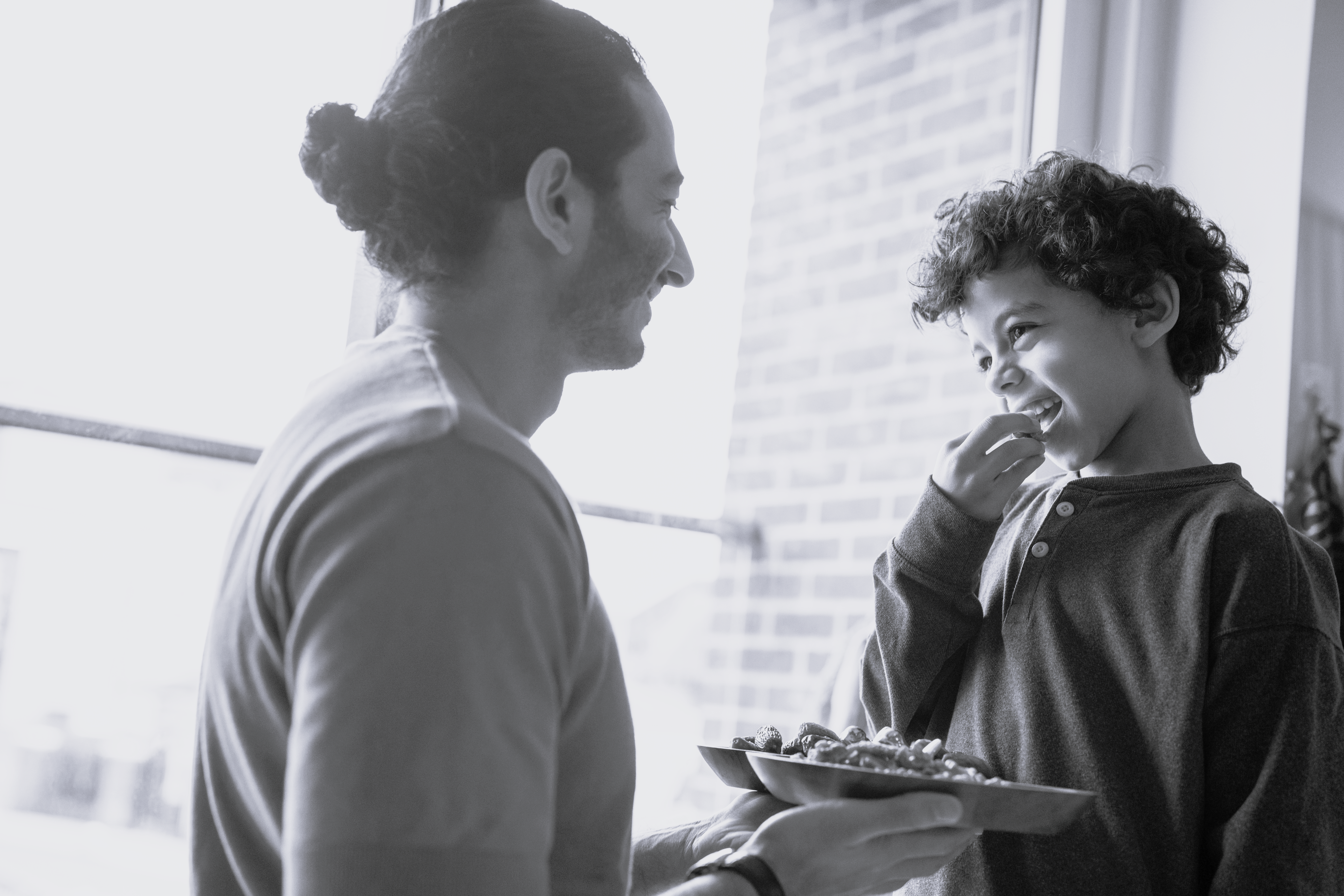 Far og søn spiser sammen