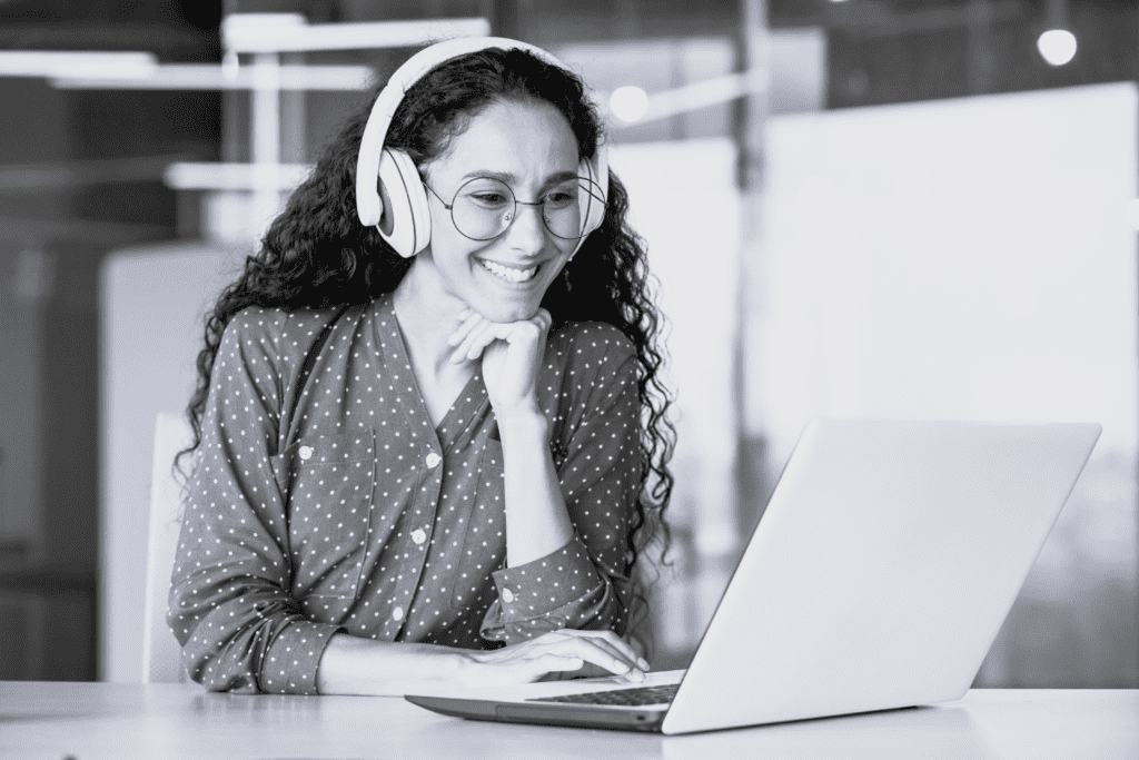 Kvinde studerer på bærebar