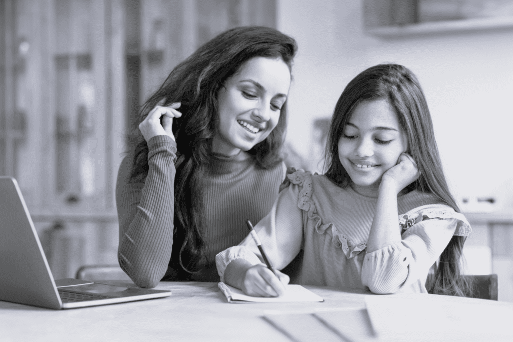 Mor og datter sidder sammen og studerer