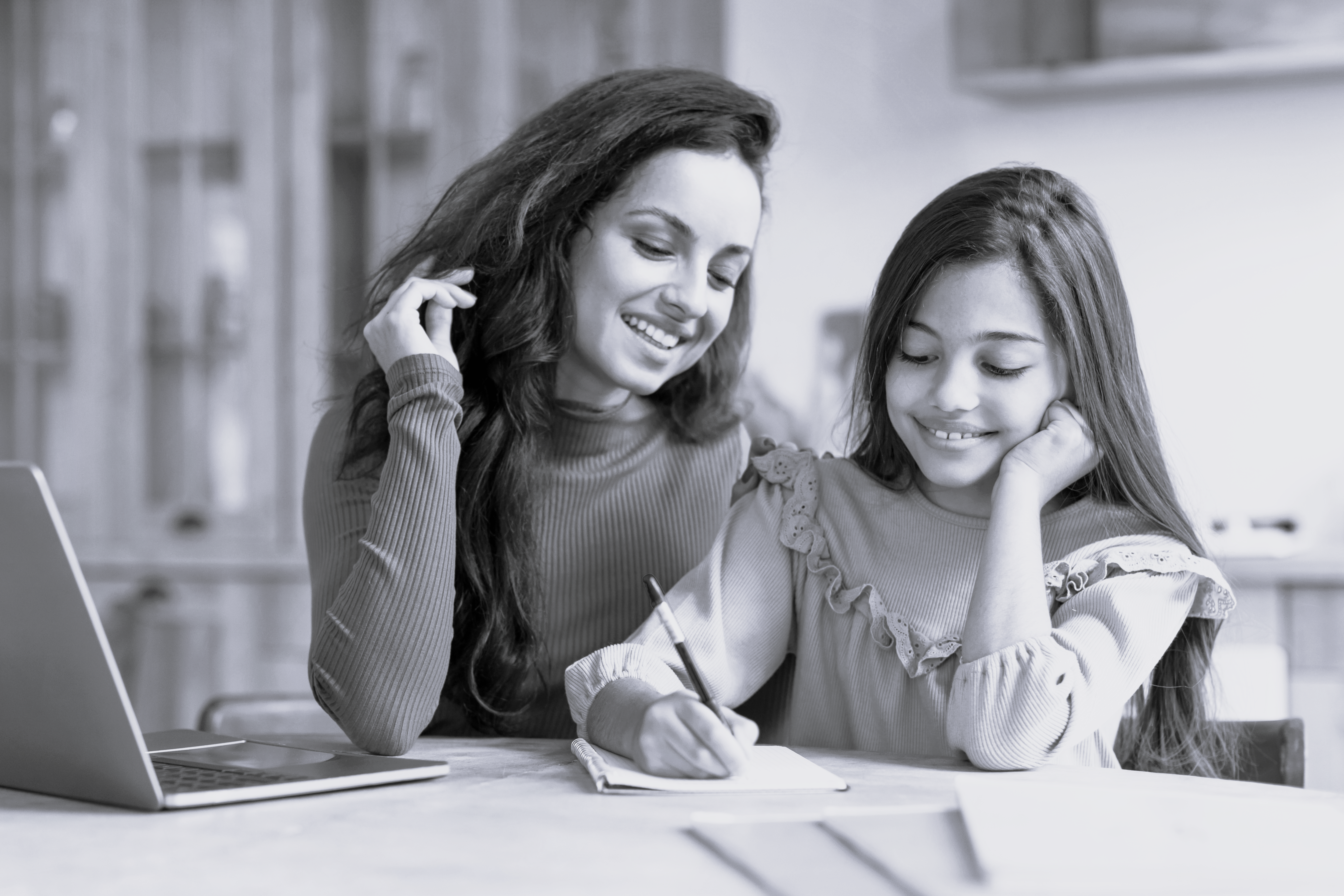 Mor og datter sidder sammen og studerer