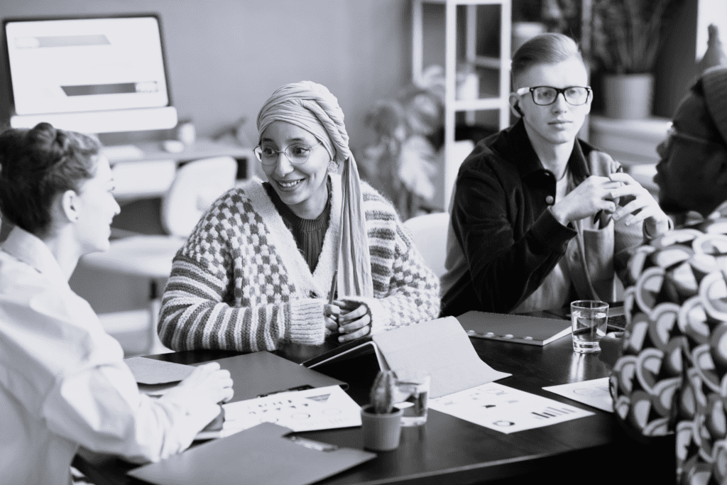 Multietniske personer studerer sammen på skrivebord