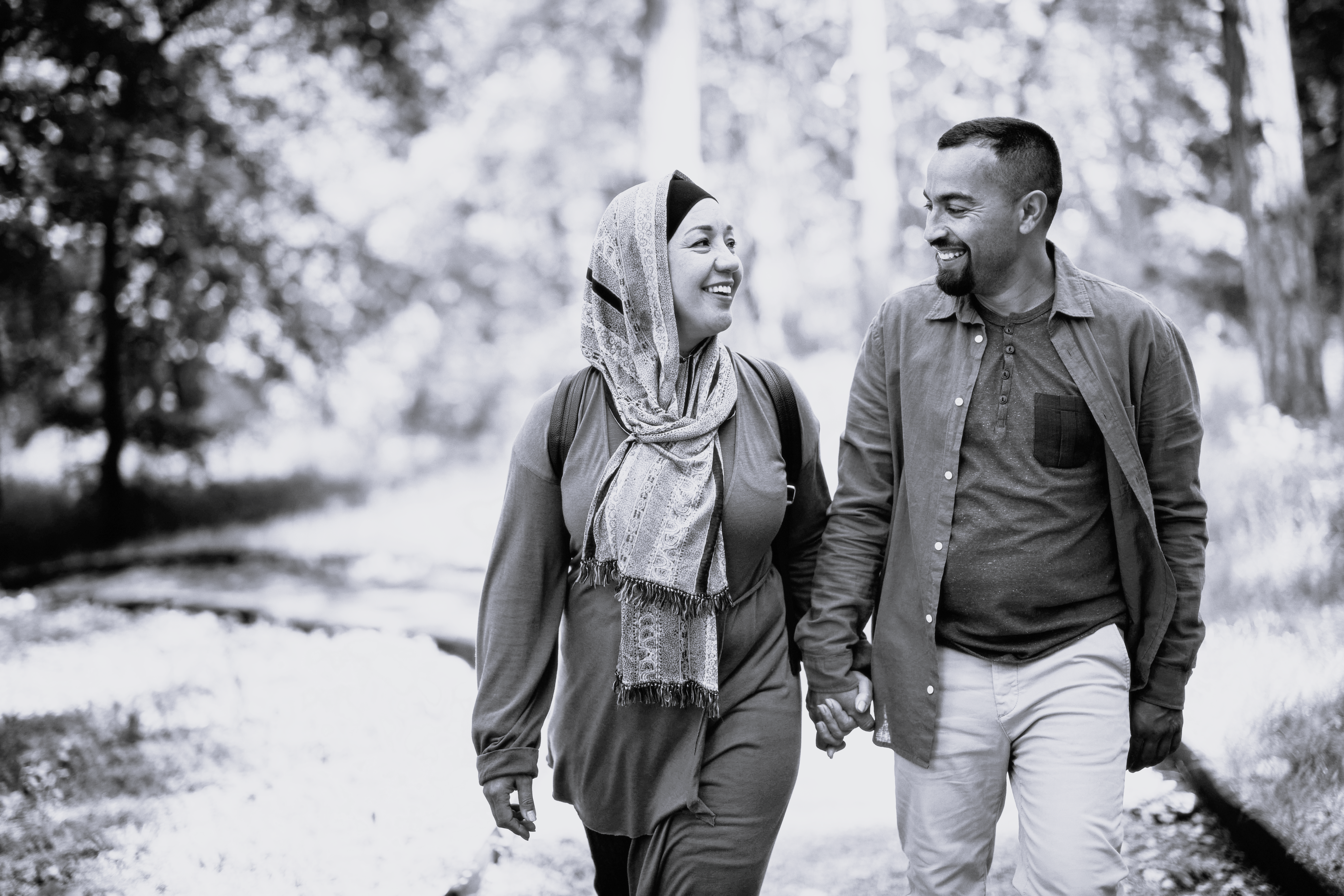 Muslimsk par holder i hånden