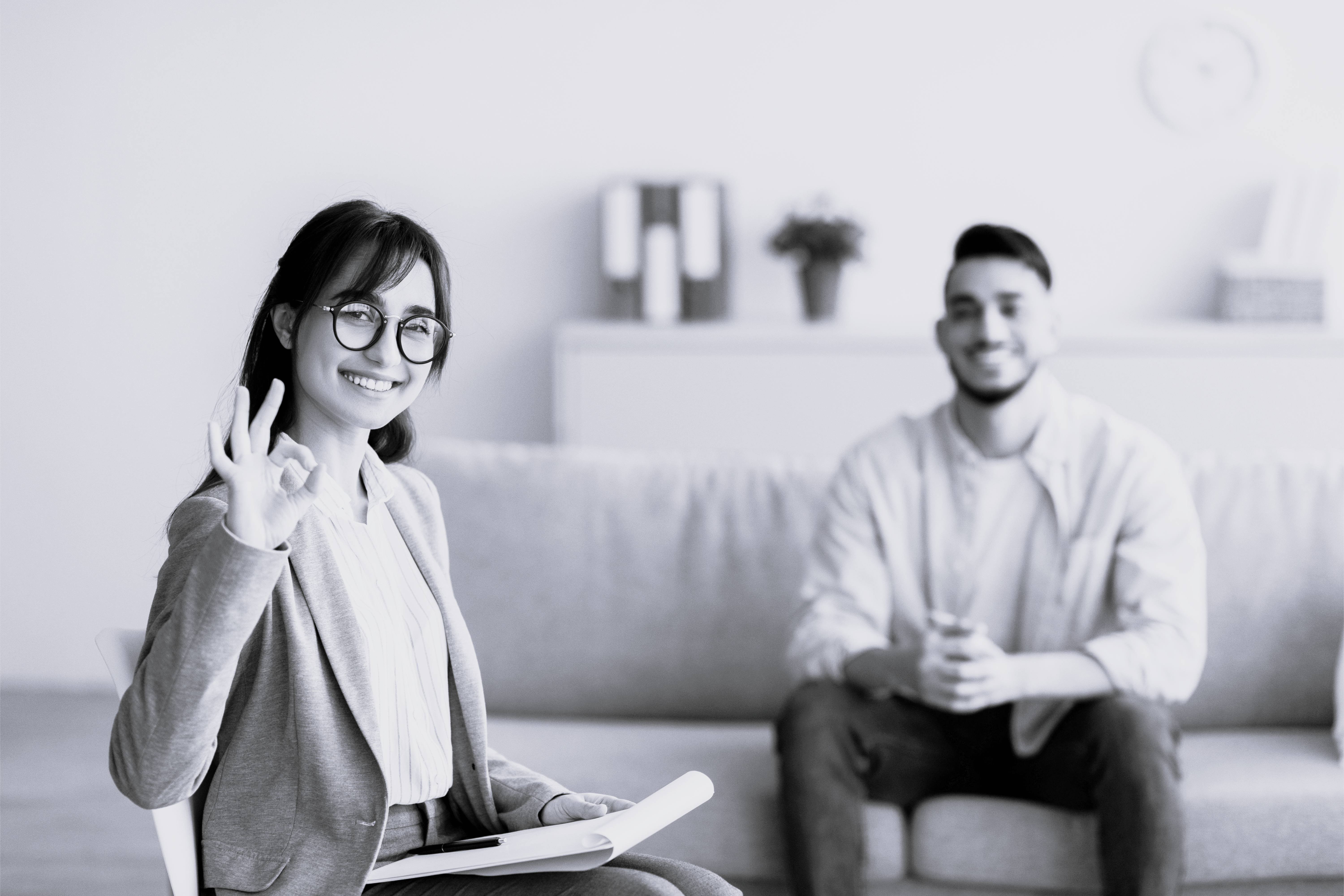 Professionel kvinde og mand smiler