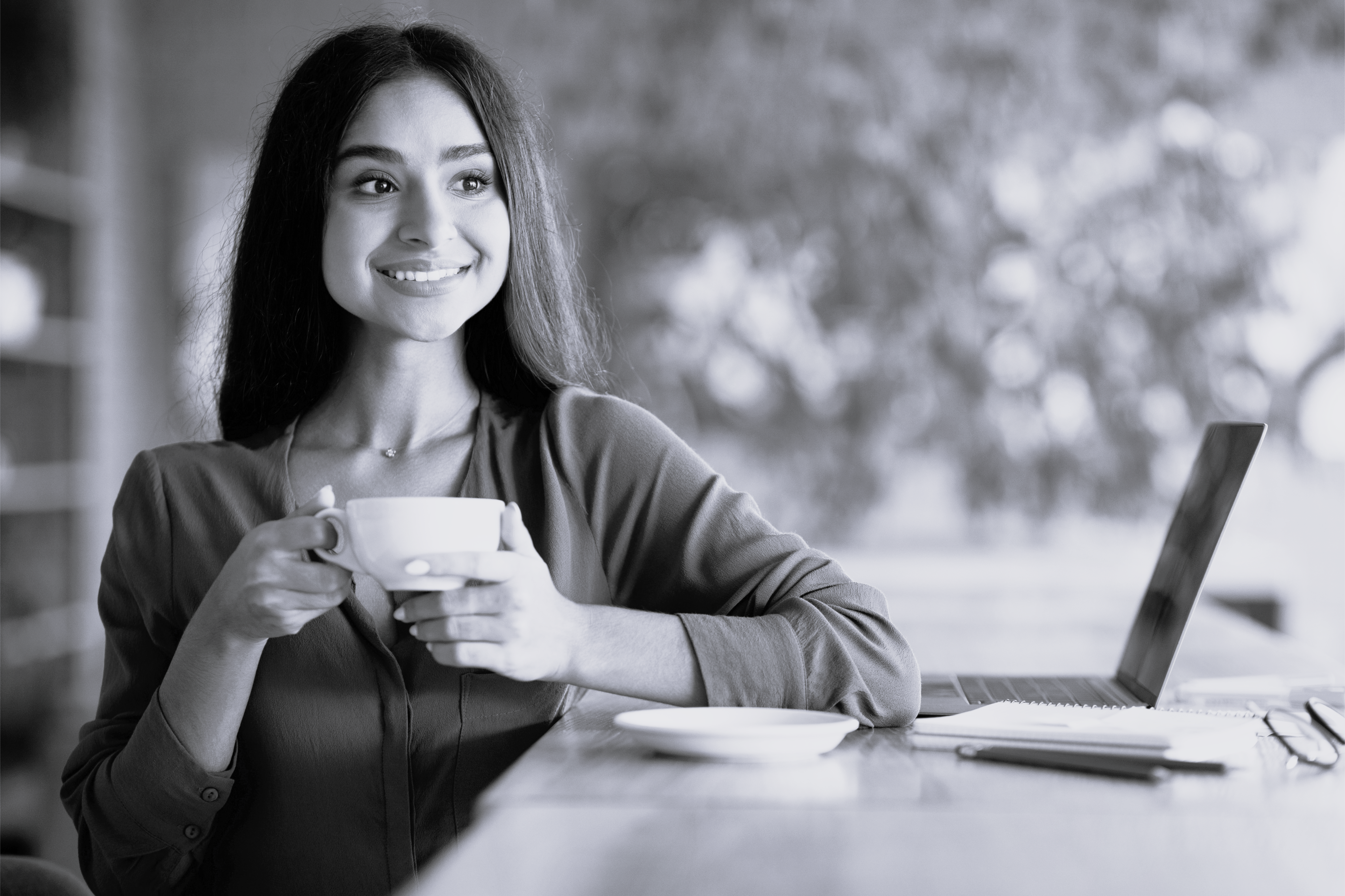 Ung multietnisk kvinde drikker te