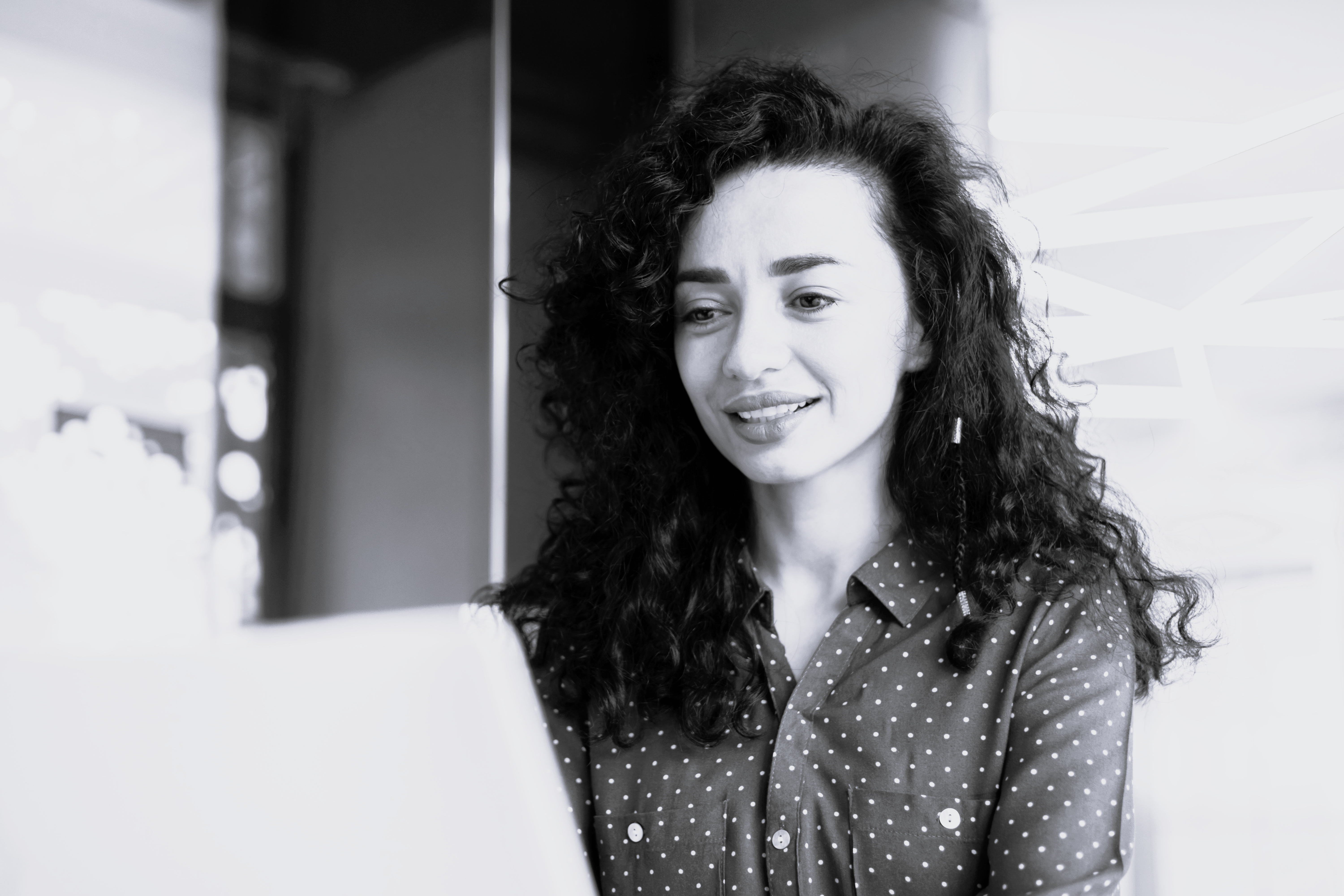 Ung multietnisk kvinde studerer på bærbar