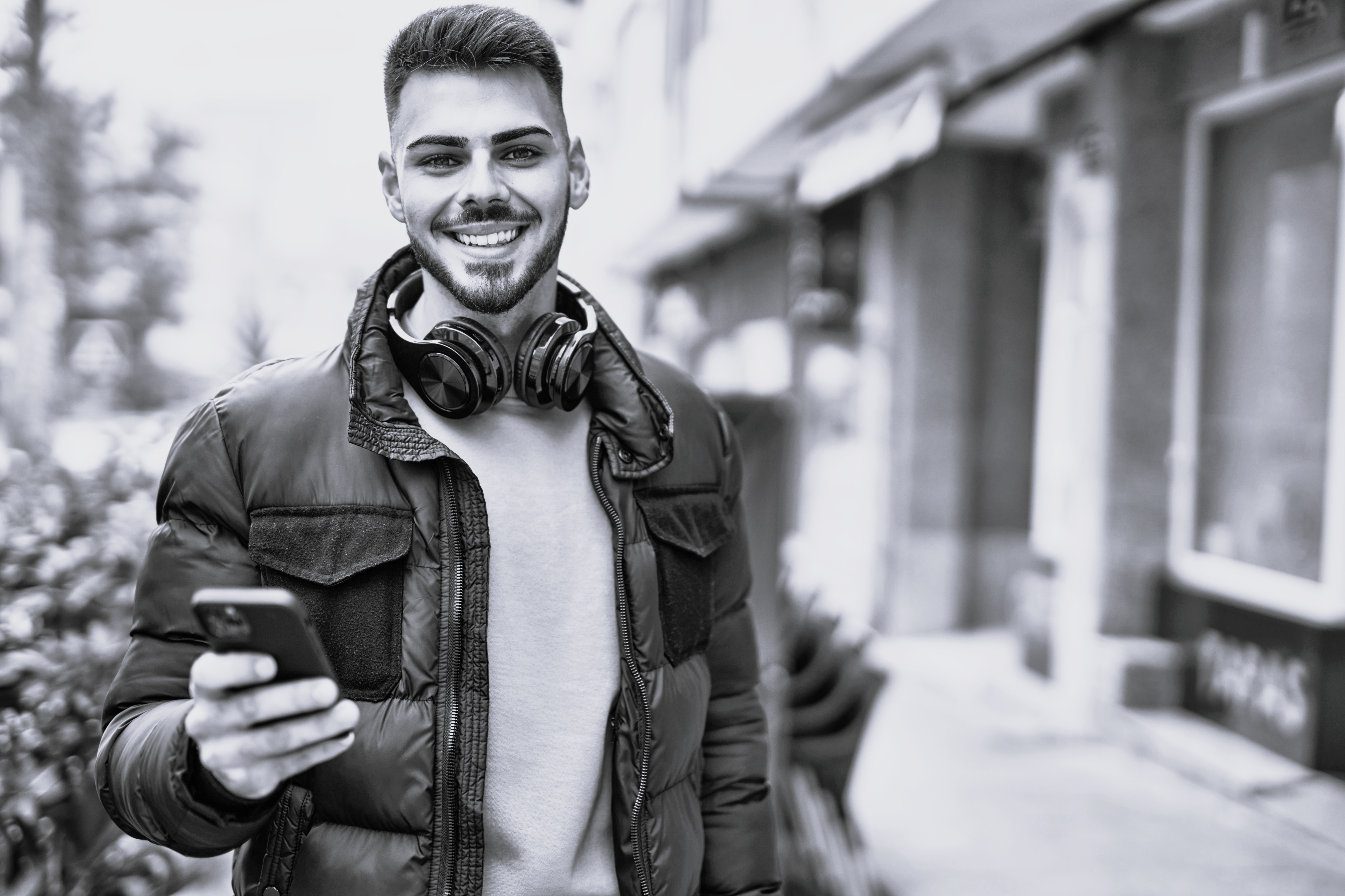 Ung multietnisk mand smiler