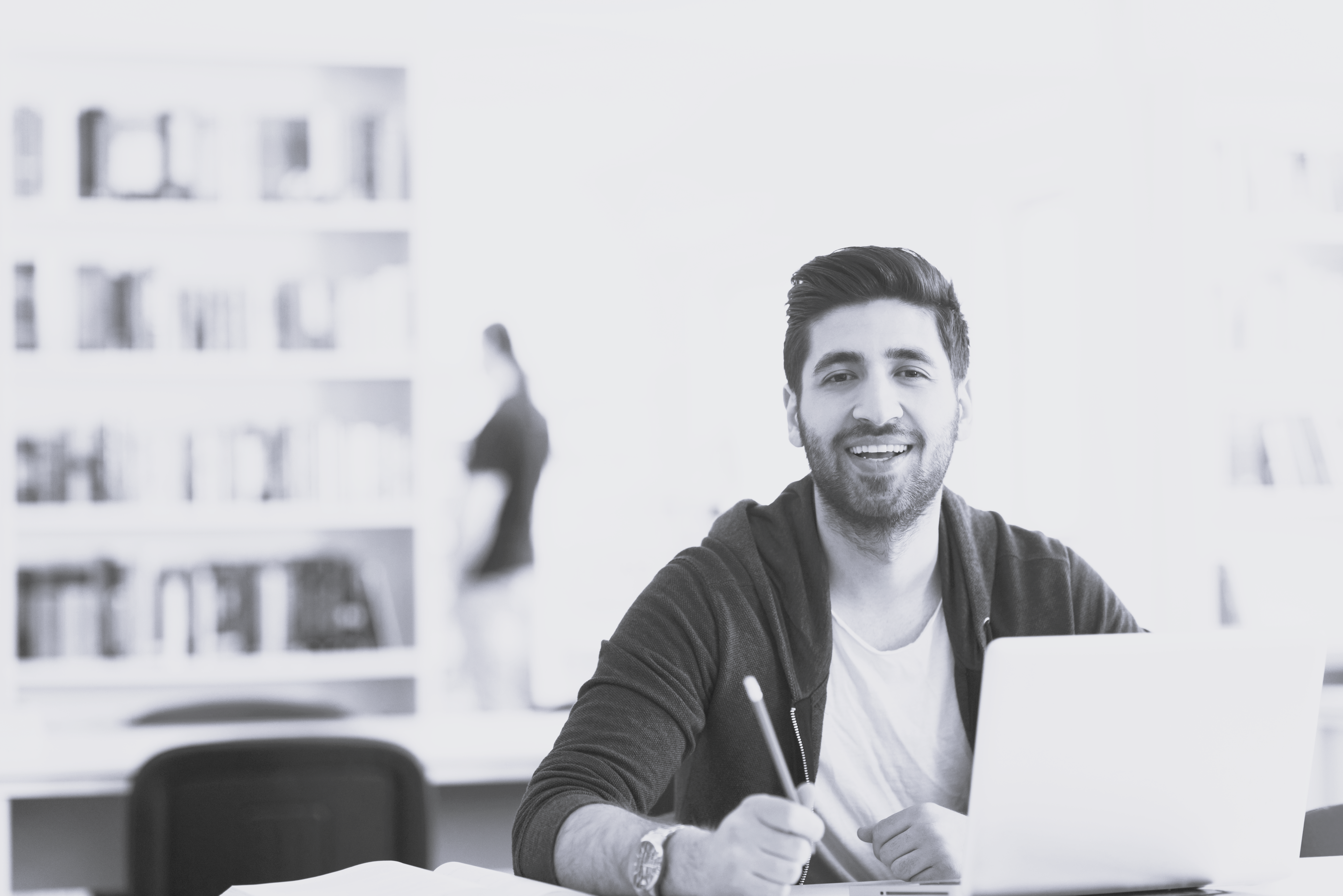 Ung multietnisk mand studerer