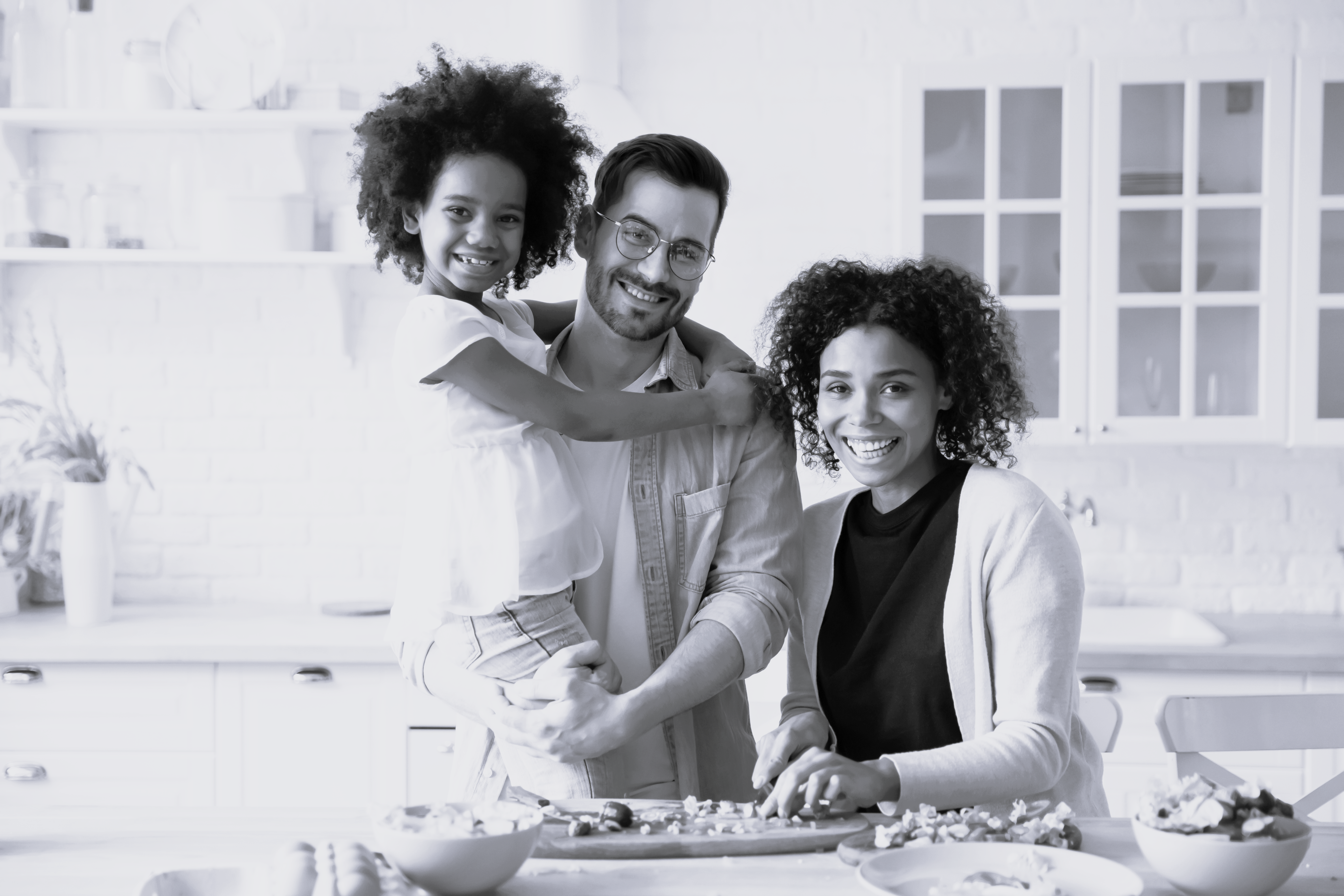 Glad multietnisk familie laver mad sammen i køkken