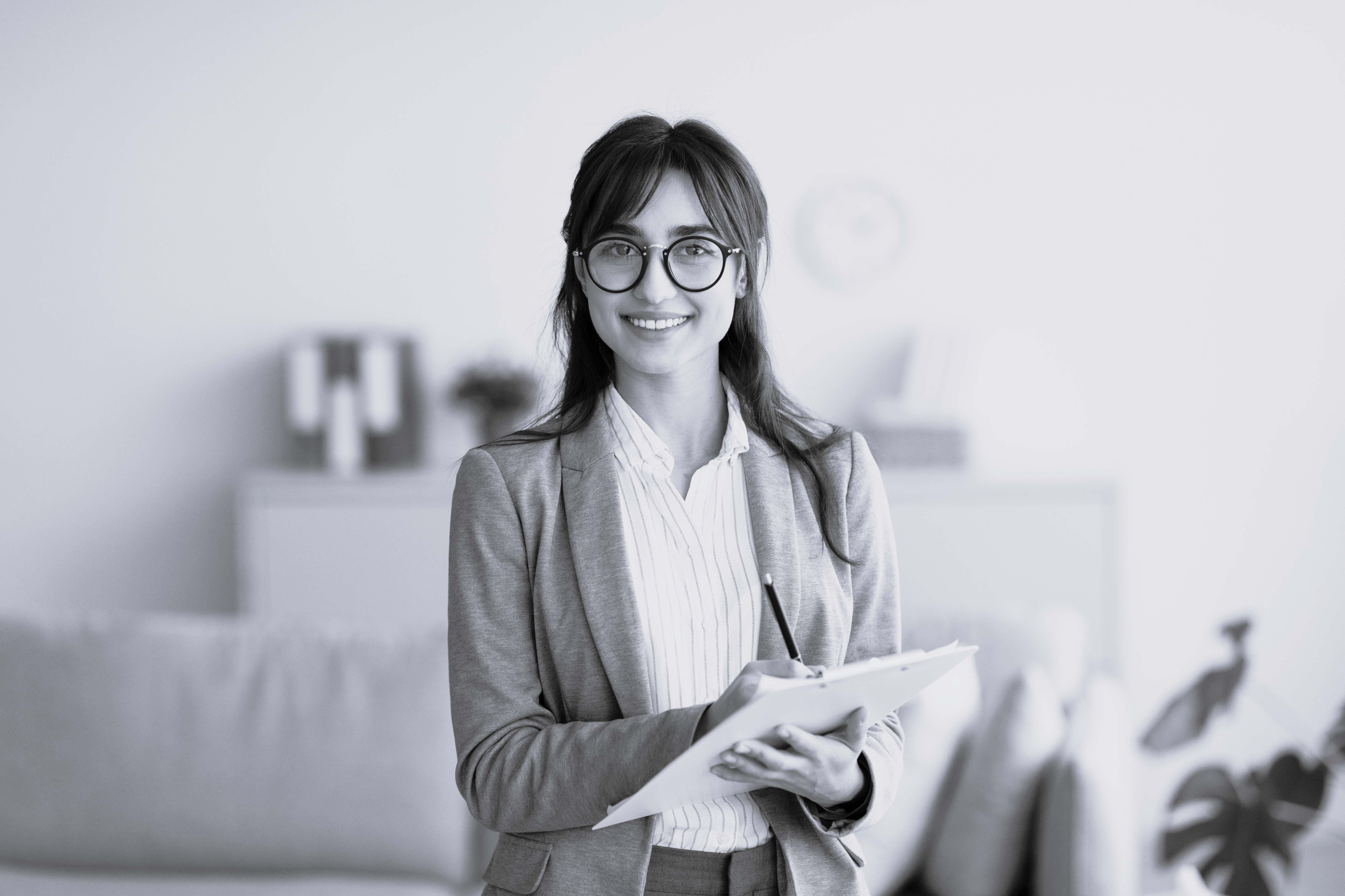 Kvinde med briller på smiler