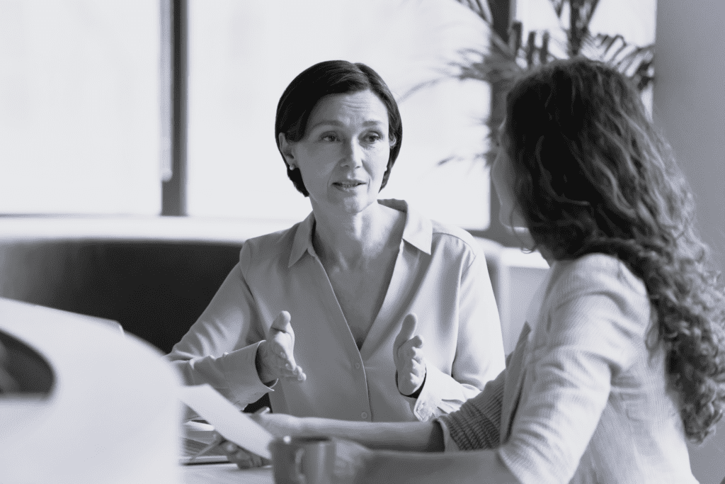 Middelaldrene kvinder har en samtale sammen i kontor