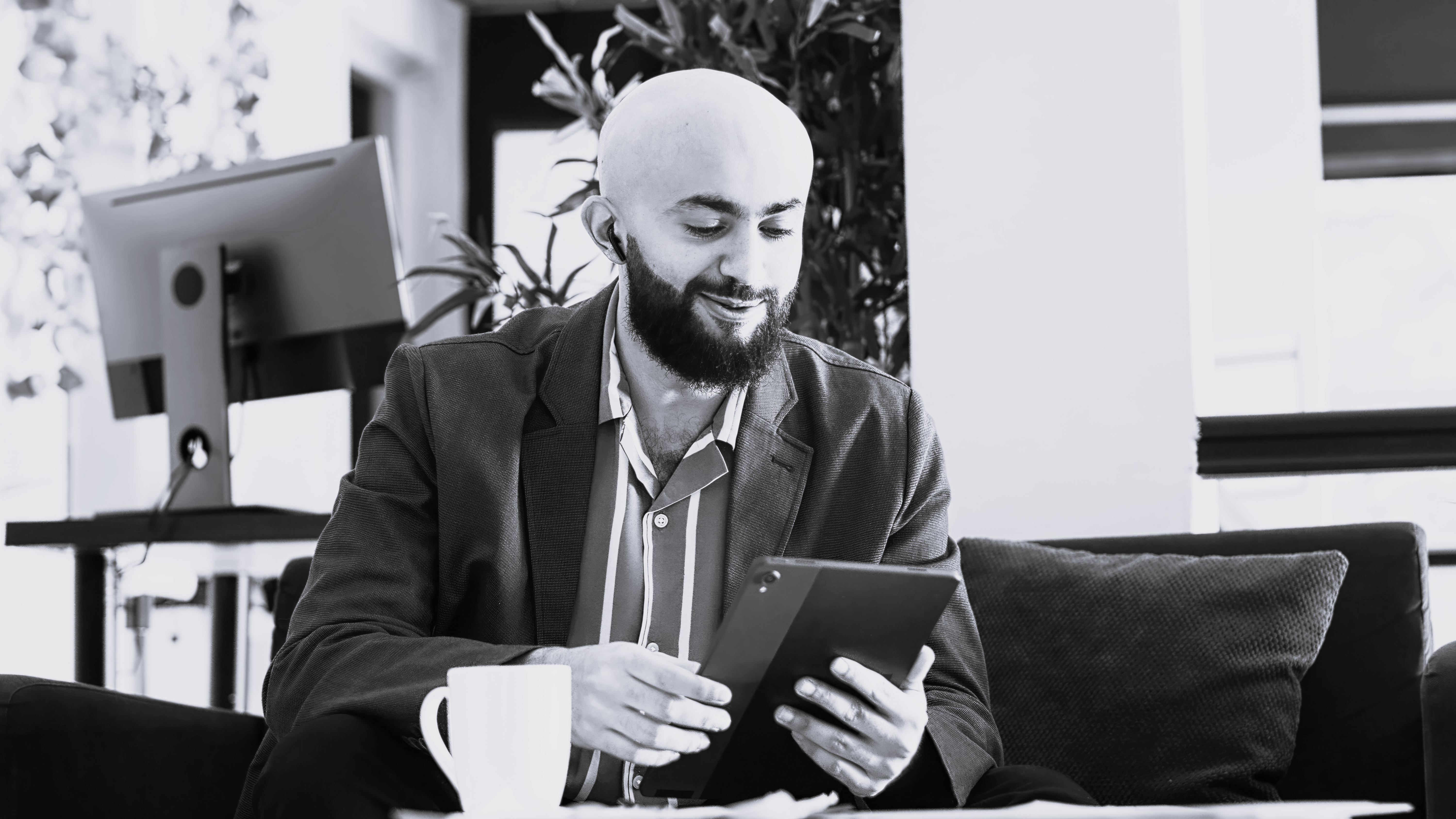 Multietnisk mand bruger ipad