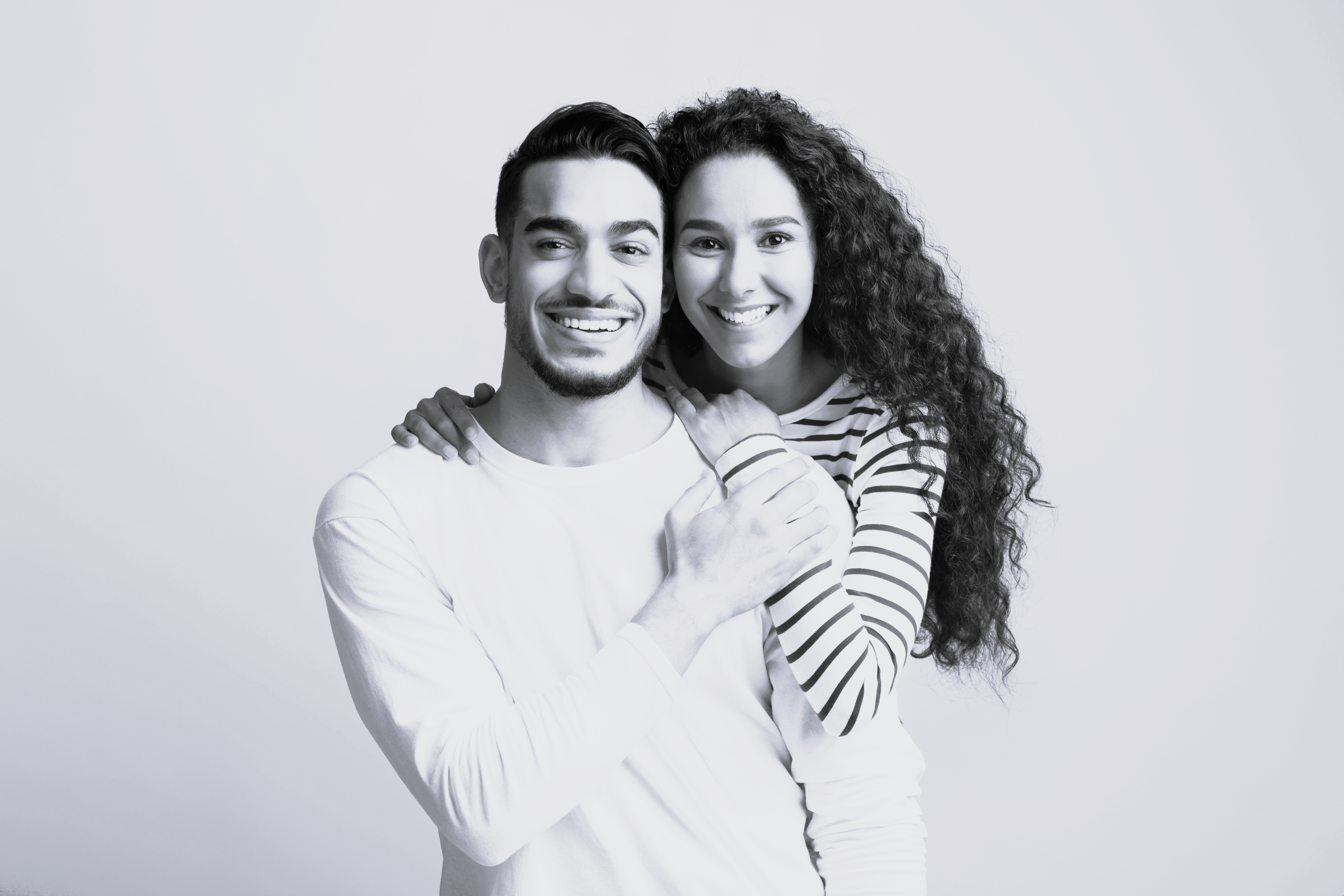 Multietnisk par smiler sammen