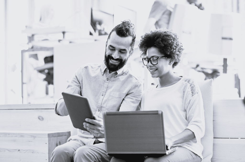 Multietniske personer snakker sammen og bruger tablets