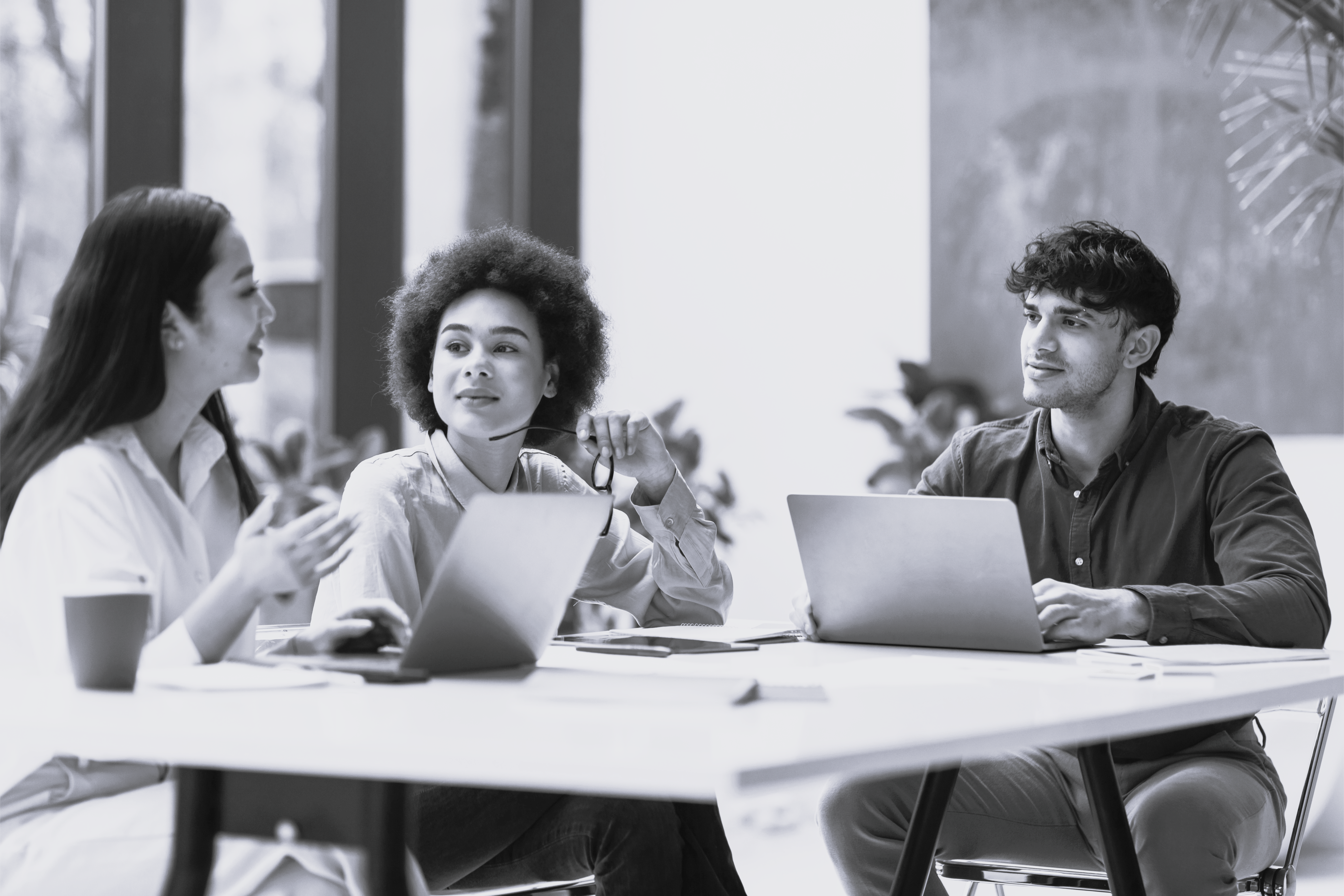 Multietniske personer studerer