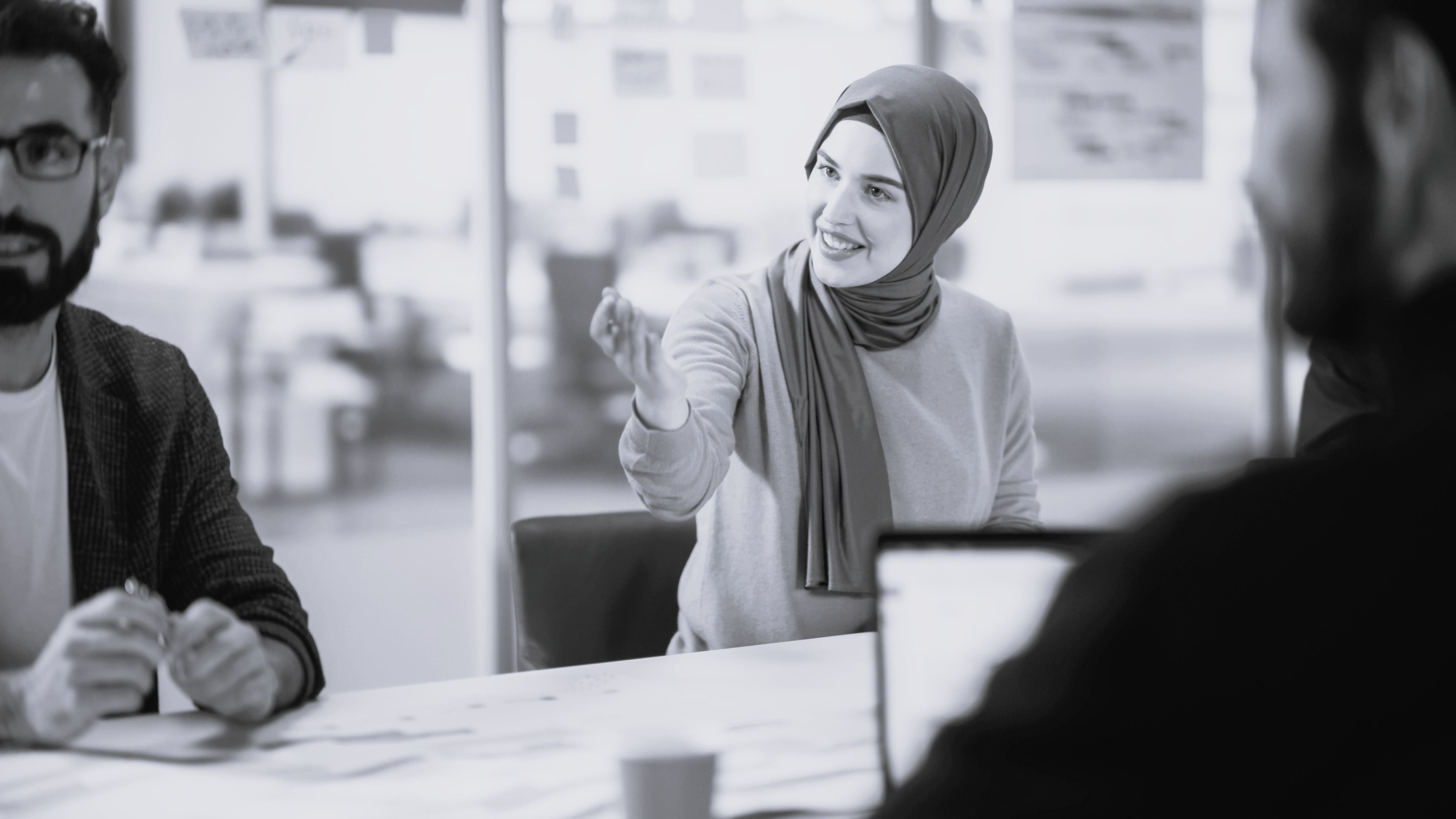 Muslimske mænd og kvinder arbejder på kontor