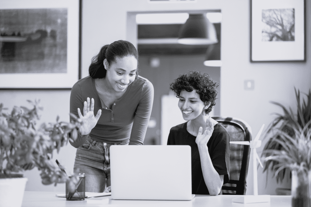 Unge kvinder videochatter i kontor