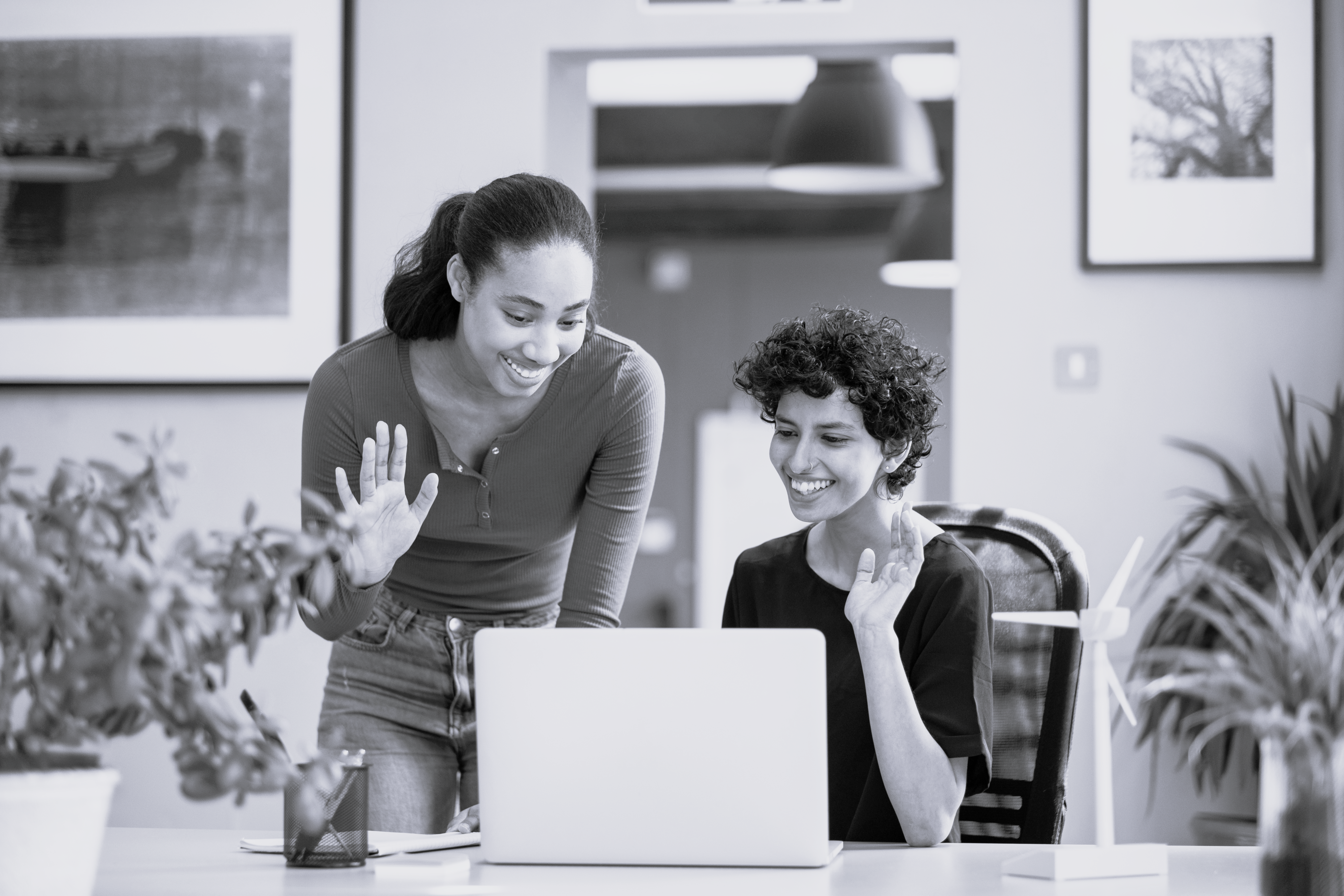 Unge kvinder videochatter i kontor